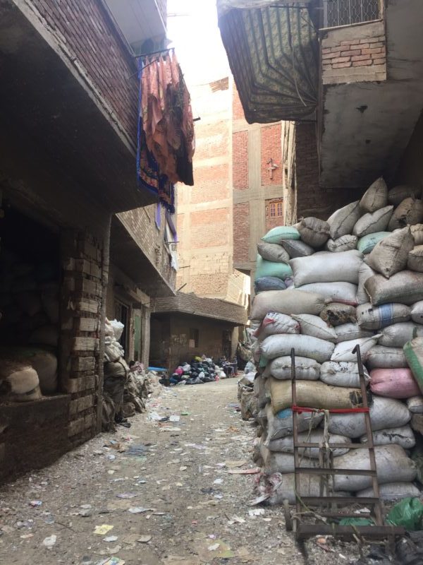 Weg in Garbage City Kairo